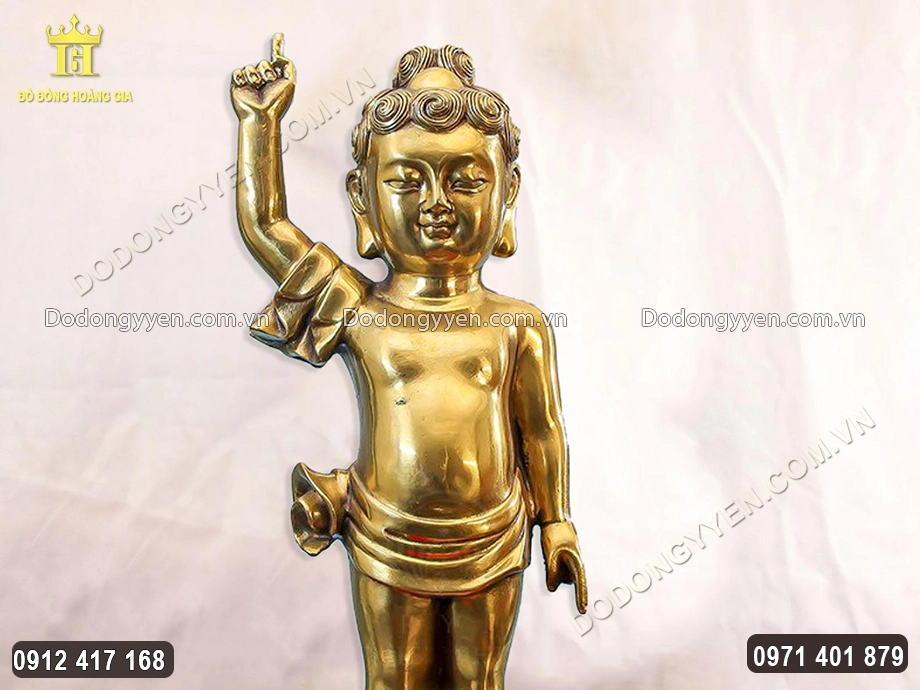 Gương mặt Ngài tròn đầy, vô cùng phúc hậu